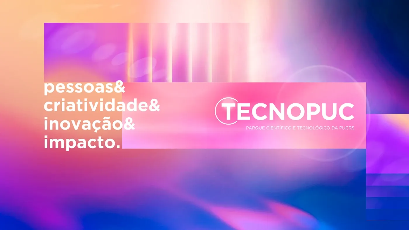 Key visual do Tecnopuc: “pessoas& criatividade& inovação& impacto.” e o logo sobre um gradiente de luz em magenta, laranja e azul