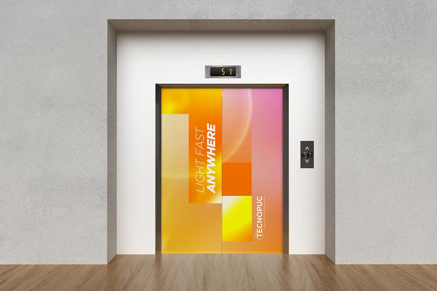 Porta de elevador adesivada com “Light fast anywhere”