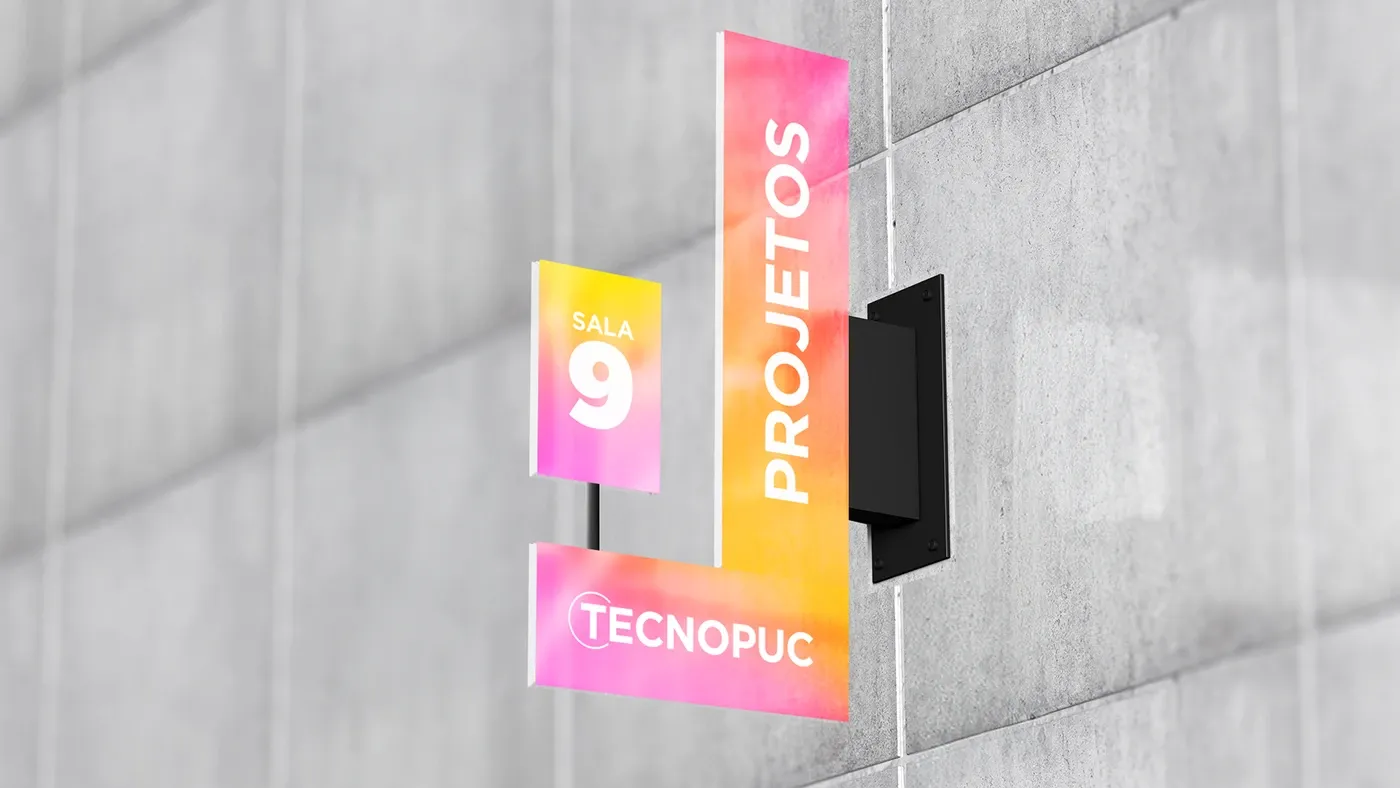 Placas de sinalização “Sala 9” e “Projetos” em parede de concreto